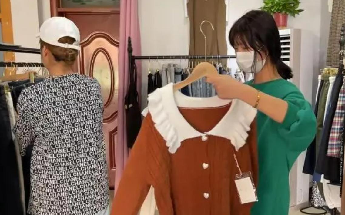 实体店衣服100元成本多少,电商卖的衣服为什么那么便宜