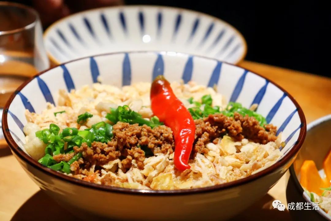 12条时髦老街，长满晒太阳的成都人