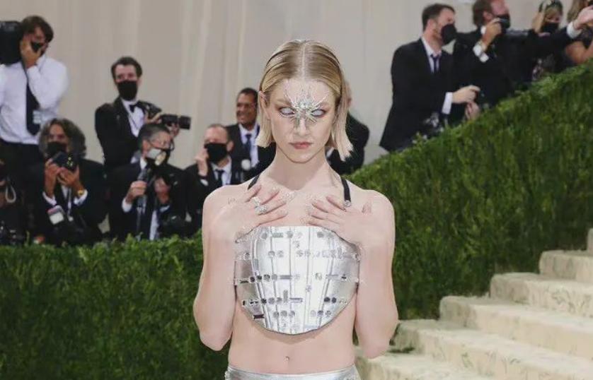 拖把头、海底生化人穿搭，美国这最受瞩目的一夜，如“群魔乱舞”