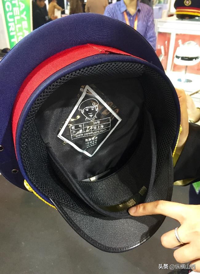 司机凌晨驾车瞌睡打盹，帽子监测脑电波异常，手环震动叫醒别犯困