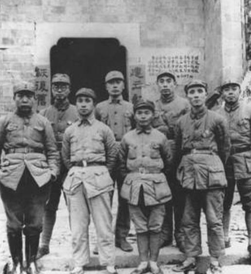 1985年裁军，昆明军区被撤，司令员张铚秀大感意外，政委：怎么办