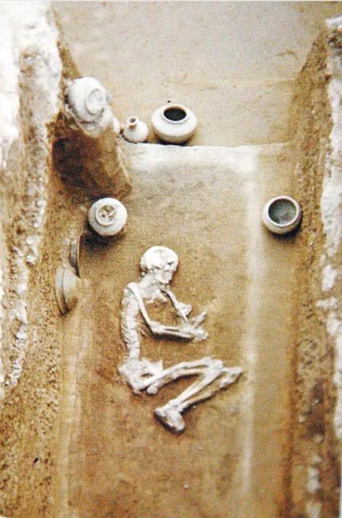 一群村民下葬后打开棺材发现诈尸,古宅挖出古尸