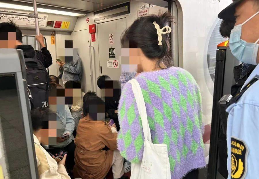 上海地铁出现板凳族乘客,上海地铁里板凳族回潮