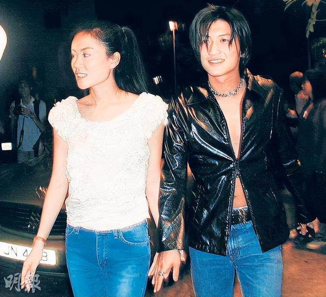 王菲谢霆锋机场公开亲密牵手,王菲谢霆锋机场牵手同框