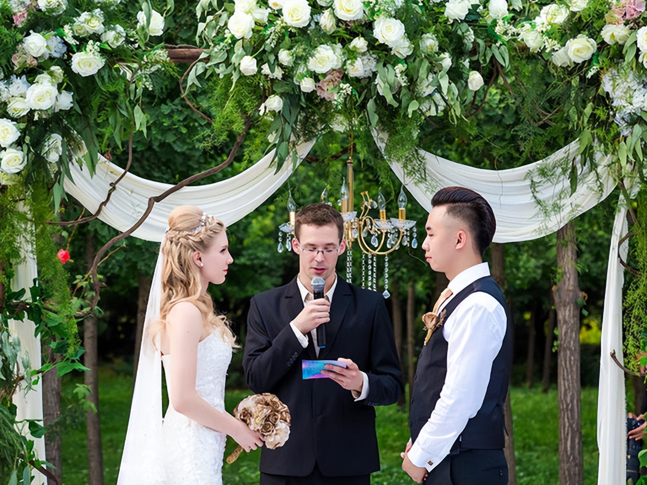 婚礼司仪主持需要什么条件,婚礼主持一般费用是多少