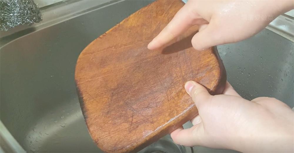 白醋倒在手心上有什么用,白醋倒在手心搓一搓