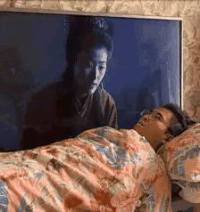 伴娘蹲角落里玩手机,伴娘躲在角落玩手机很漂亮