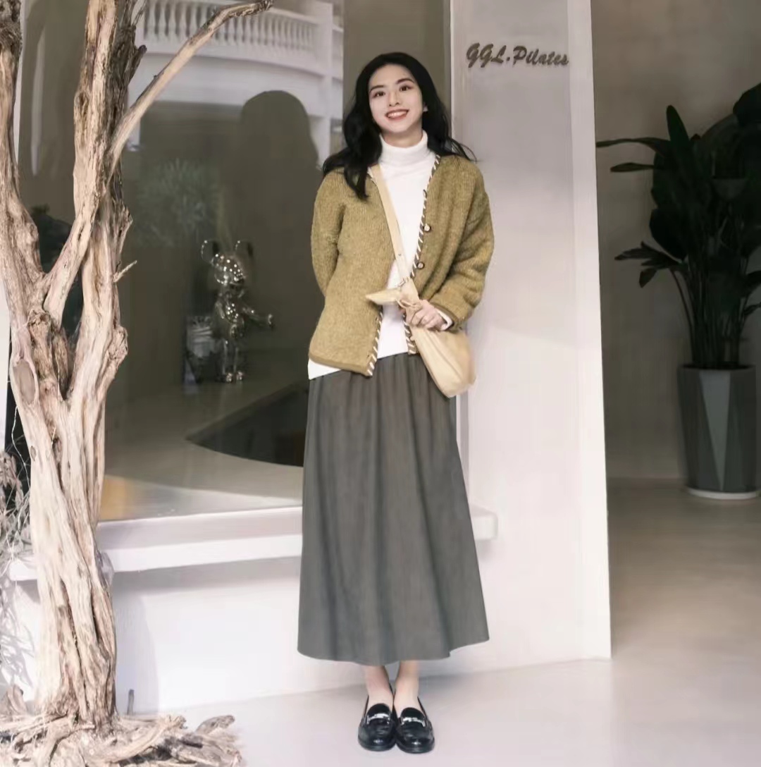 白色搭什么颜色最好看冬季女士,秋冬搭配什么颜色显白