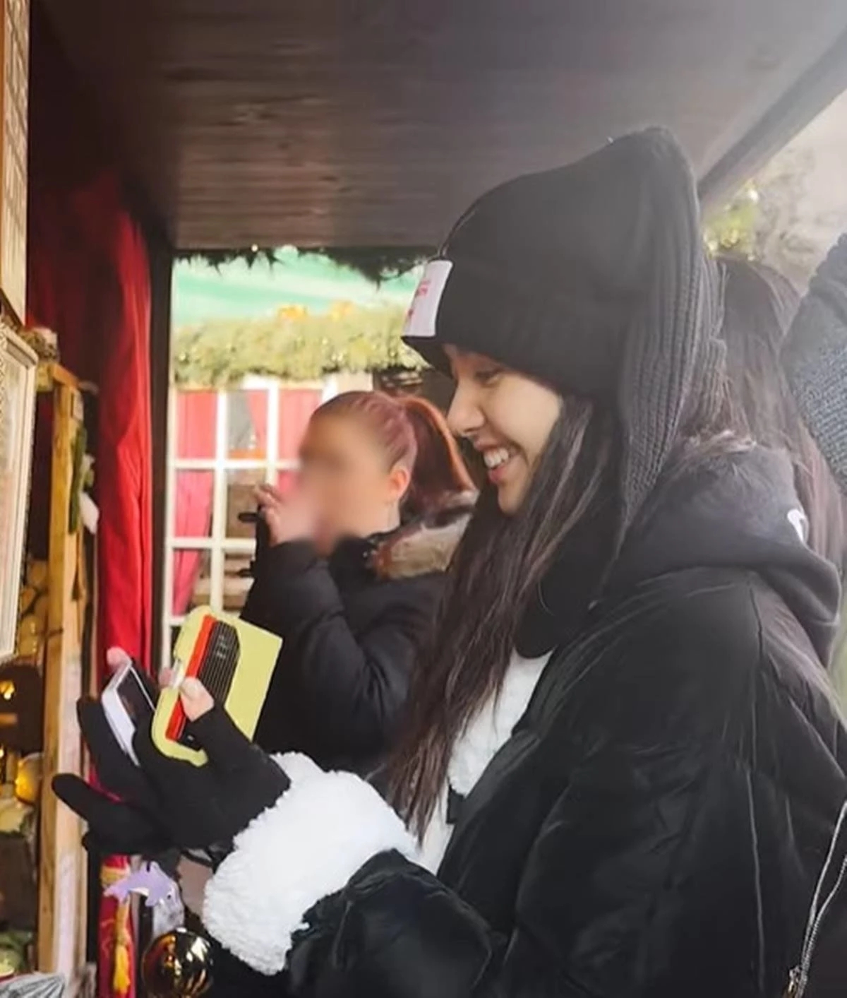 BLACKPINKLisa购买75亿韩元住宅，手中信用卡引韩国网友关注