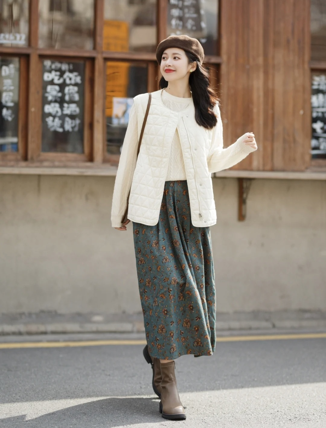 中款羽绒服配裤子好还是裙子好,羽绒服配裙子怎么搭配好看