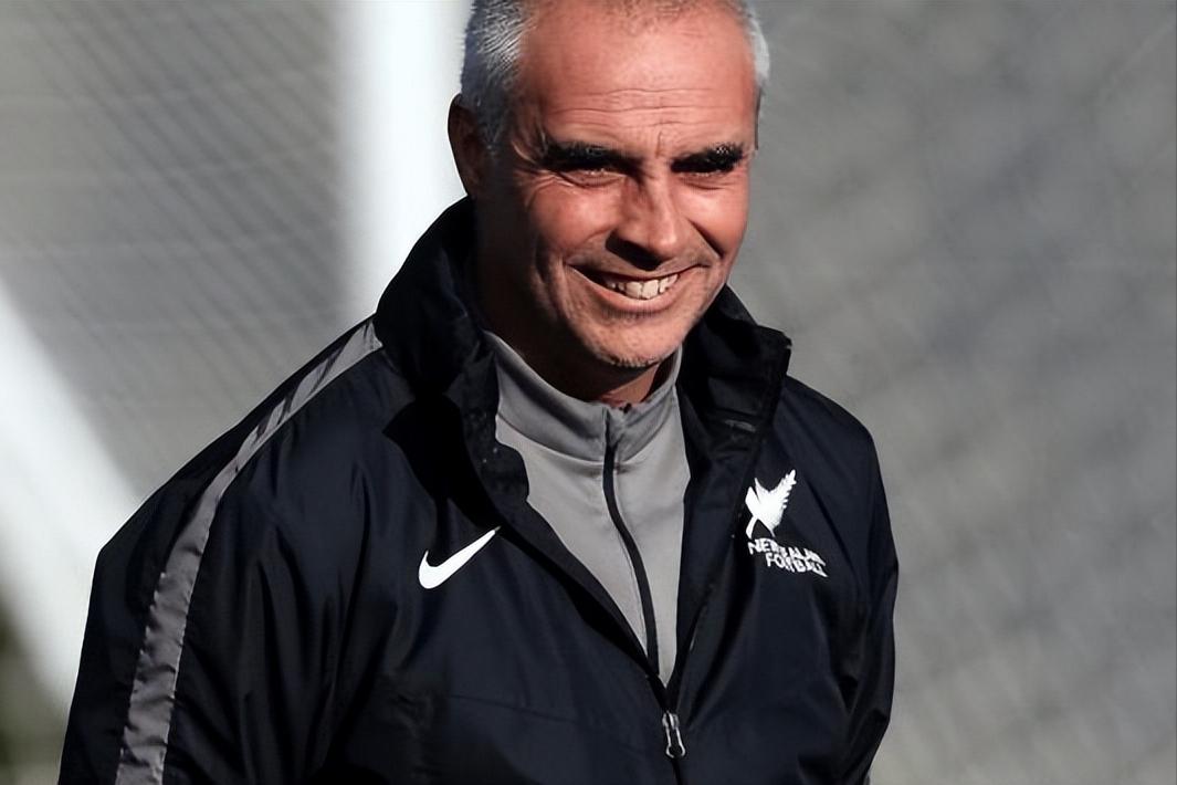 同病相怜！新西兰主帅暂缓签约，国足赢面增加，足协下死命令
