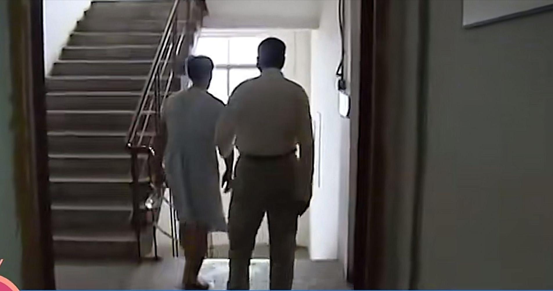 80岁老父恋上俏保姆，子女将两人赶出家门，老人：不同意我就自杀