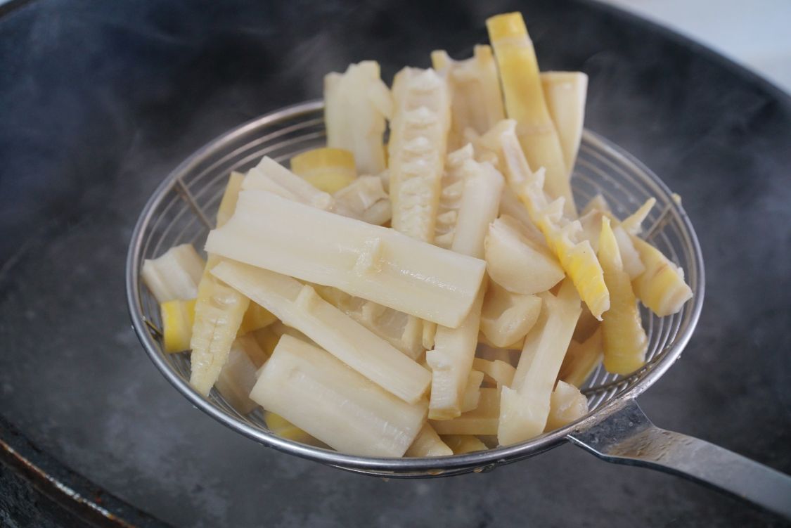 五花肉焖一晚,春天遇到这菜别不懂吃