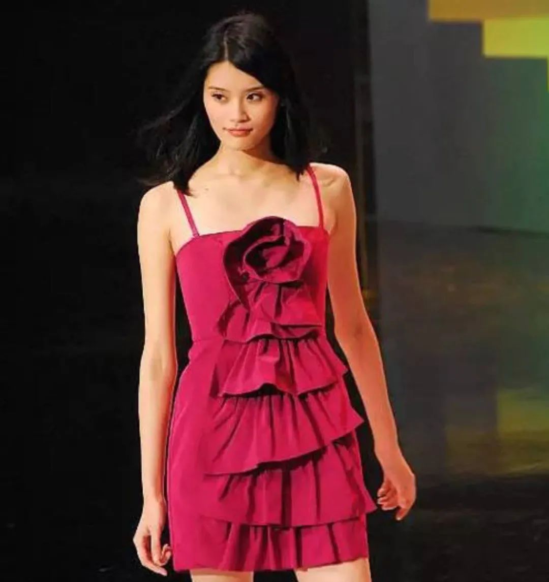 奚梦瑶谈摔倒事件视频,超模奚梦瑶摔倒的看法