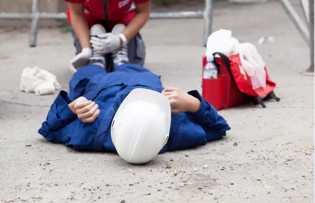 员工上班时突发疾病算工伤吗,员工在岗突发疾病死亡