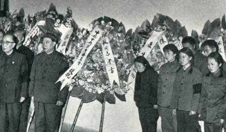 毛*东泽**参加陈毅追悼会，看到角落里的挽联后，激动询问：作者在哪