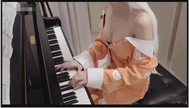 把麦克风塞进内衣、*点露**舔耳、假高潮：才艺在风骚面前一文不值