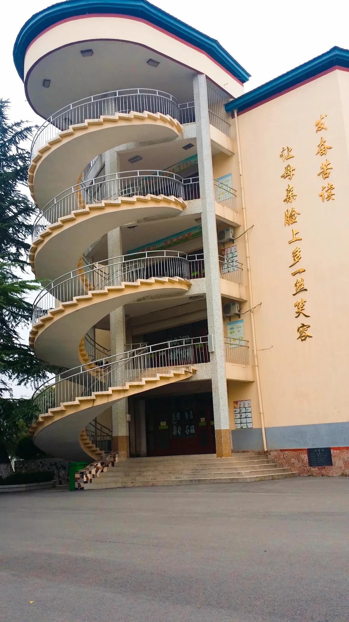这所中学虽不在主城区，但知名度却悄然攀升