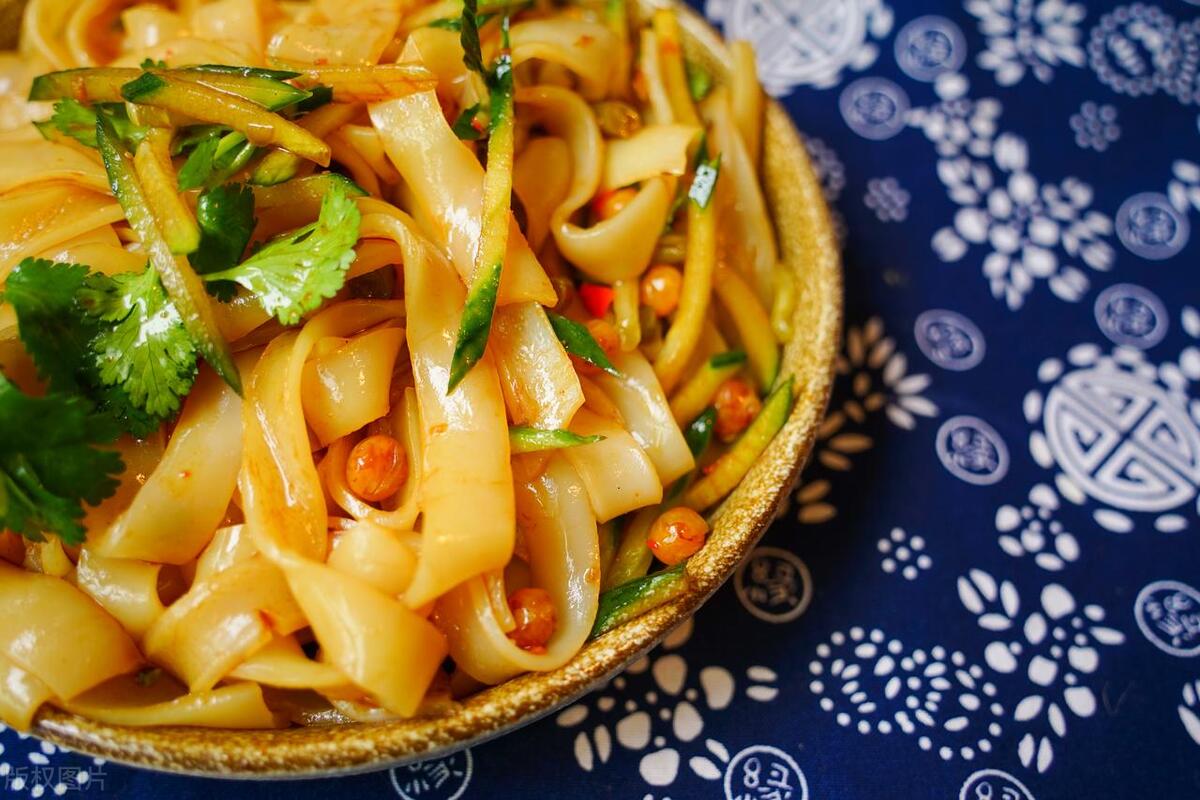 女子卖凉皮用1元啤酒年赚63万,夫妻卖凉皮一年挣八万