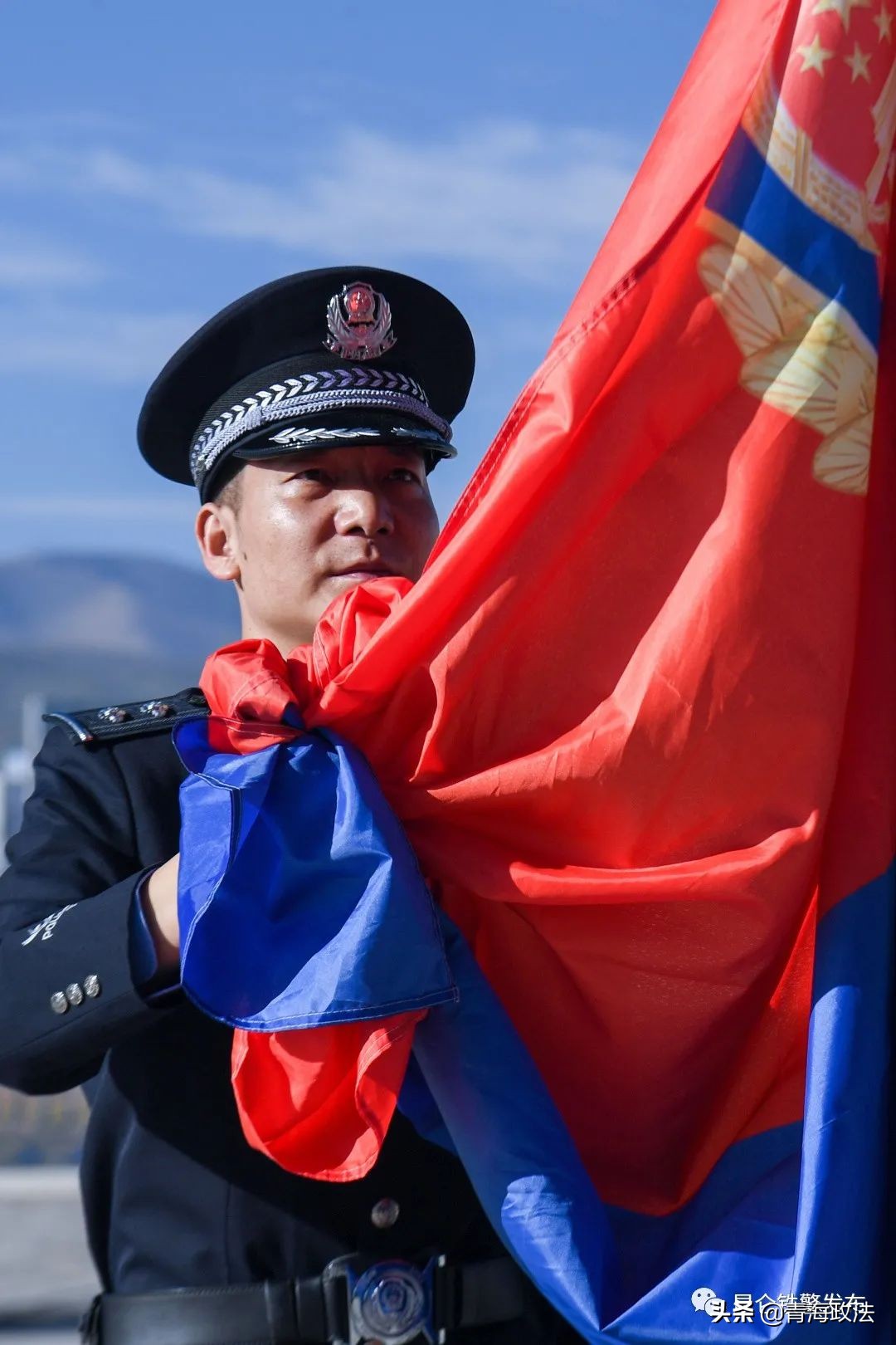 许显龙：热血铸警魂忠诚保平安