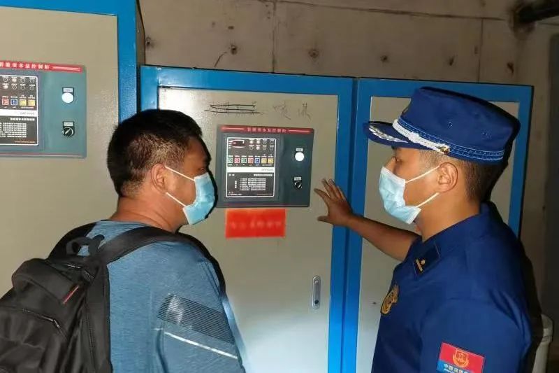 消防大队对党政大楼进行消防检查,消防大队开展消控室检查