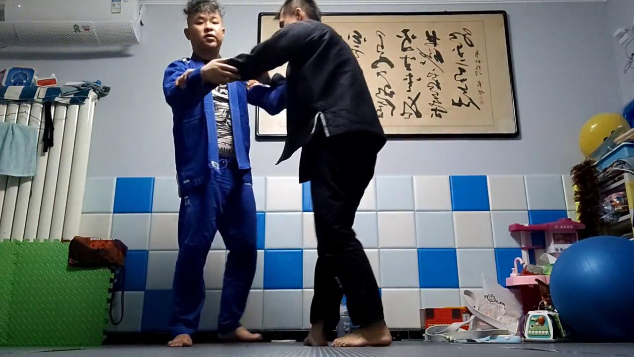 站立砸拳怎么防守,站立防守反击技巧