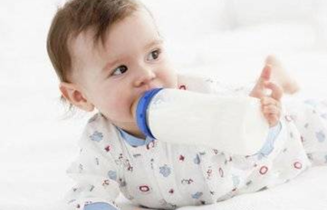 老人为省奶粉钱给一岁孙女炒面粉,老人给孩子喝便宜奶粉出现问题