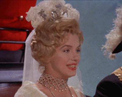 肯尼迪喜欢赫本还是玛丽莲梦露,梦露肯尼迪赫本是同时期的恋人吗