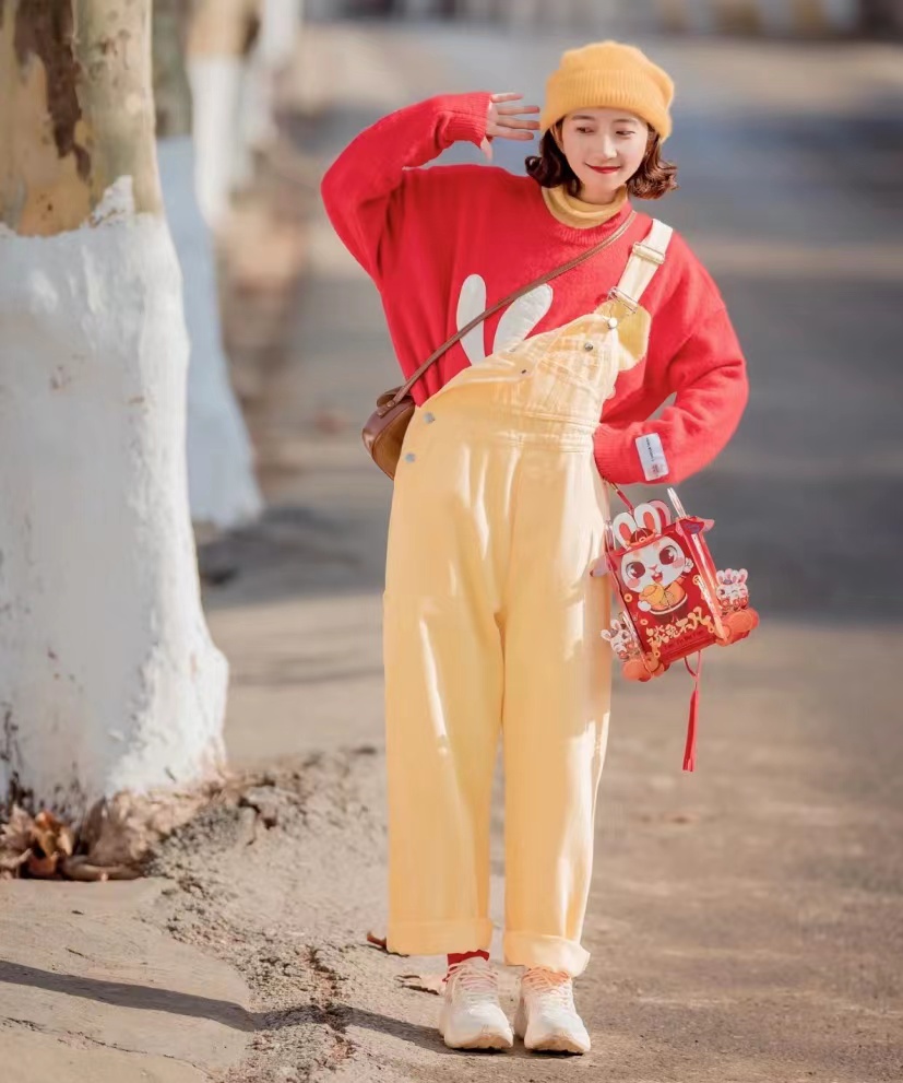 浅黄色裤子搭配什么色上衣好看,黄色裤子搭配什么颜色上衣高级感