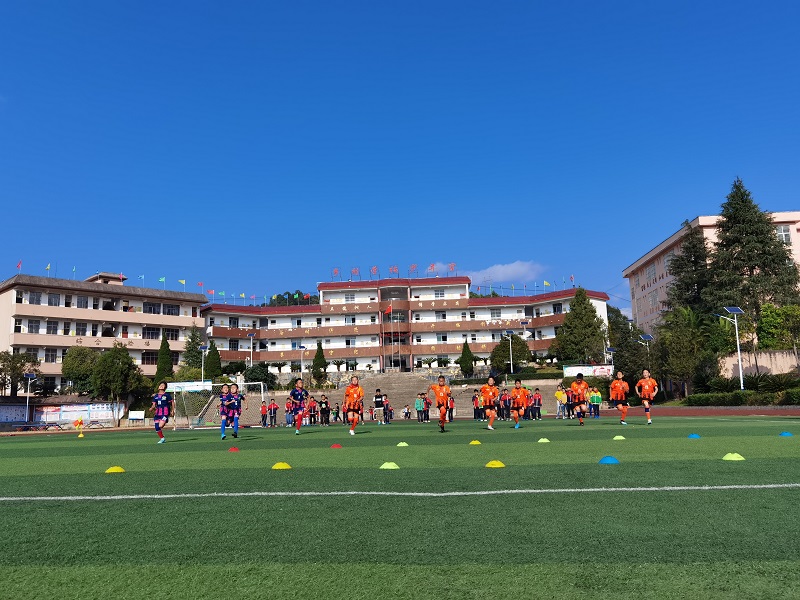 乡村学校绽新颜,鲁布格镇中心小学的快乐出发