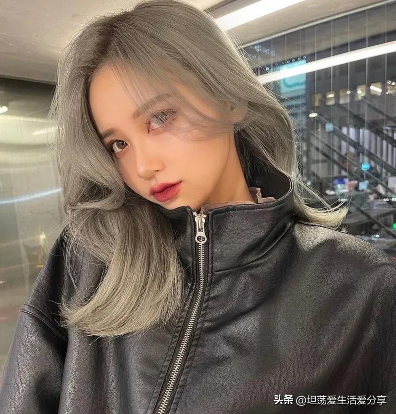 两边翘起来的发型有氛围感,散发发型既简单又俏皮