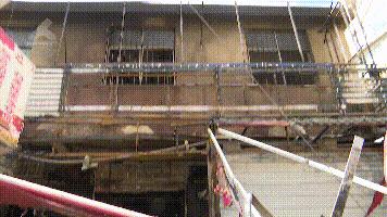 凌晨两点起火男孩救了一家人,一场大火夺走了10条无辜人的生命