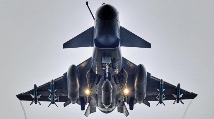 伊朗人对歼20模型爱不释手!F14过时了,中国装备顶用,换歼10很合适