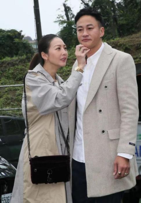 何润东与老婆现身机场,何润东安以轩红衣