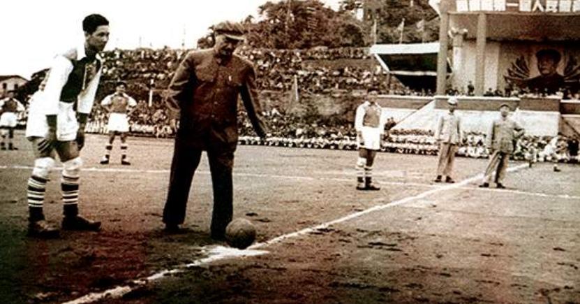 1964年，贺龙一怒之下解散国足，派球员去“硬骨头六连”整顿作风