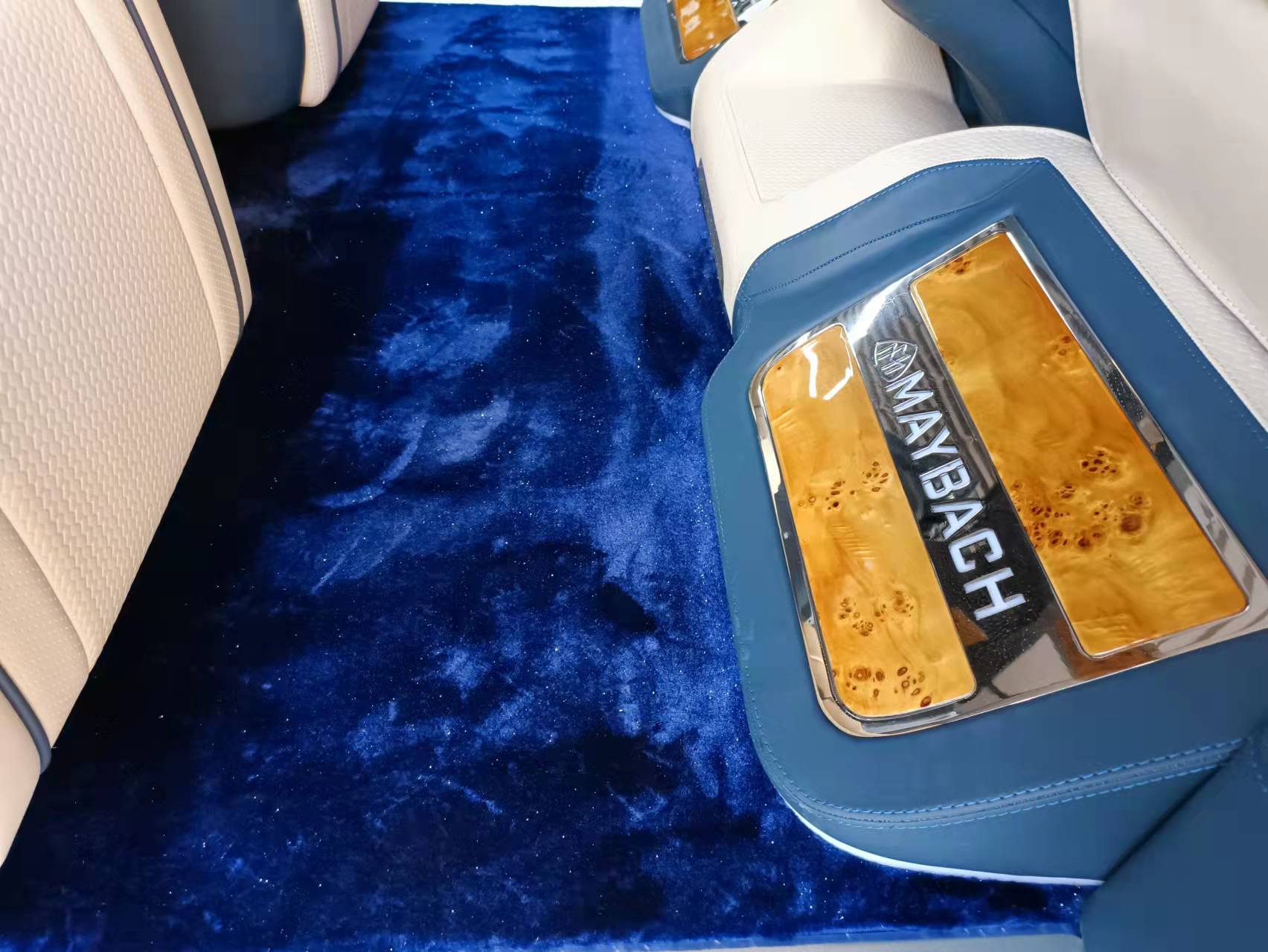 奔驰mpv商务车7座威霆和v260,奔驰mpv威霆五座落地价