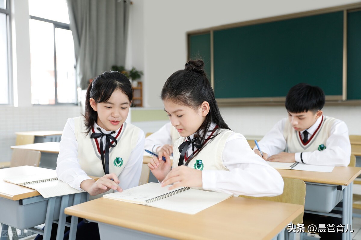 到底如何看待小孩的课外书 (读课外书对孩子的成绩有帮助吗)