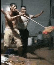 塞进去容易拔出来难,妹子着急死了哈哈哈哈哈哈！真的尴尬啊