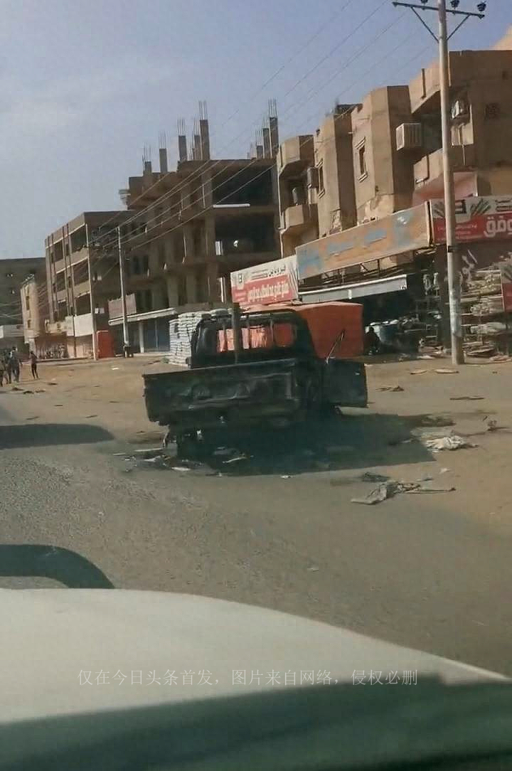 中国撤侨车队爆胎帮忙换胎,苏丹撤侨吴京战狼网友评论