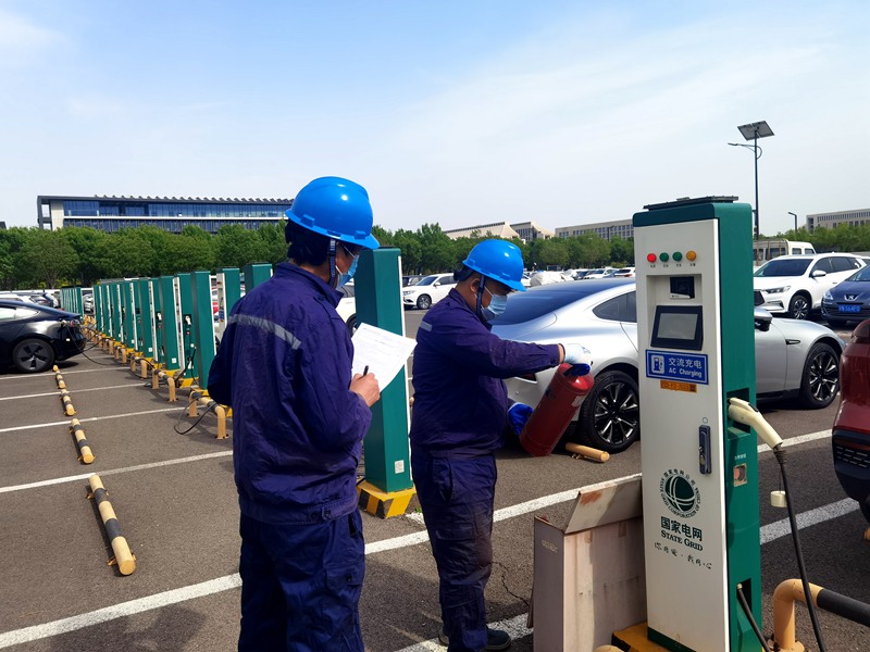 节日我在岗护航群众平安出行,节日我在岗为群众出行保驾护航