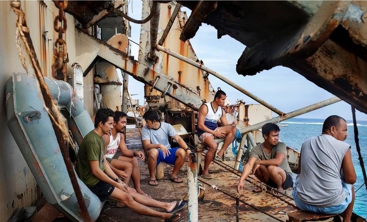 赖在仁爱礁破船里的菲军,过得咋样?做饭靠发电机,通讯靠蓄电池