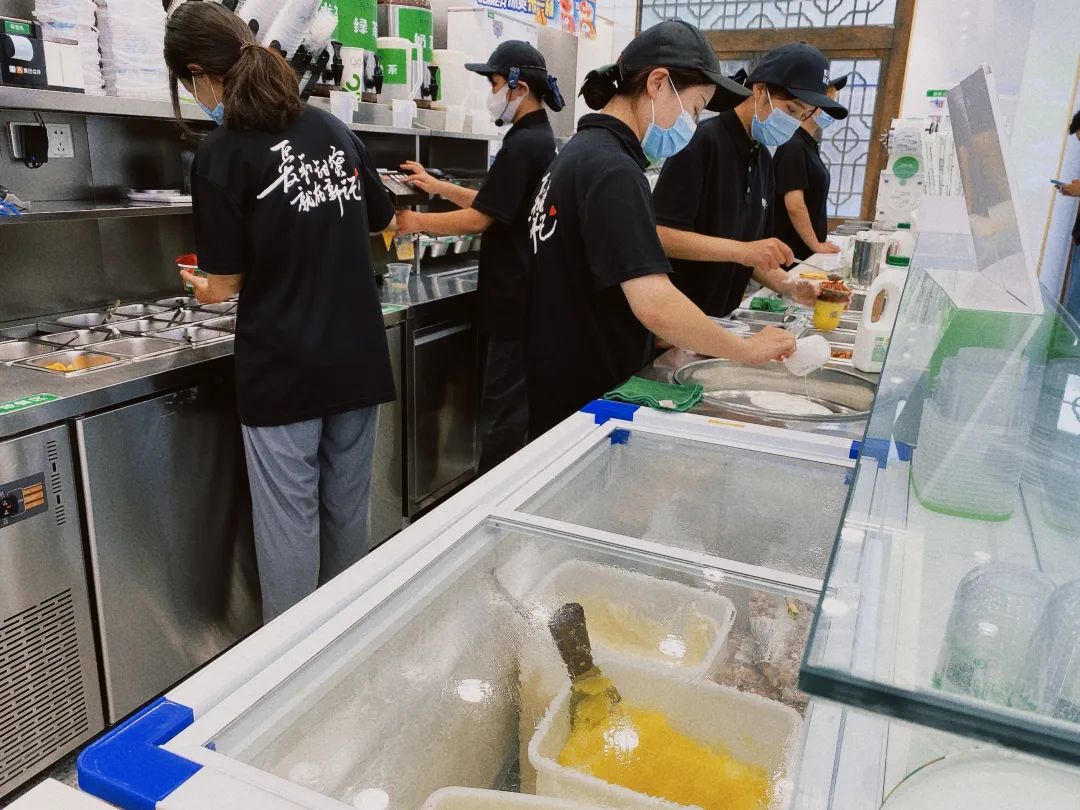 探访|一杯“冰”起家，开出220家店，他在下沉市场做了22年