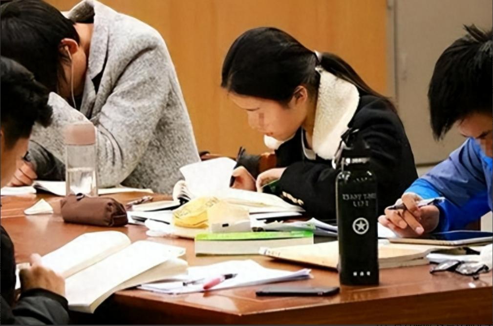 河北女子花10万买长城人寿分红险,河北女子交近10年保险