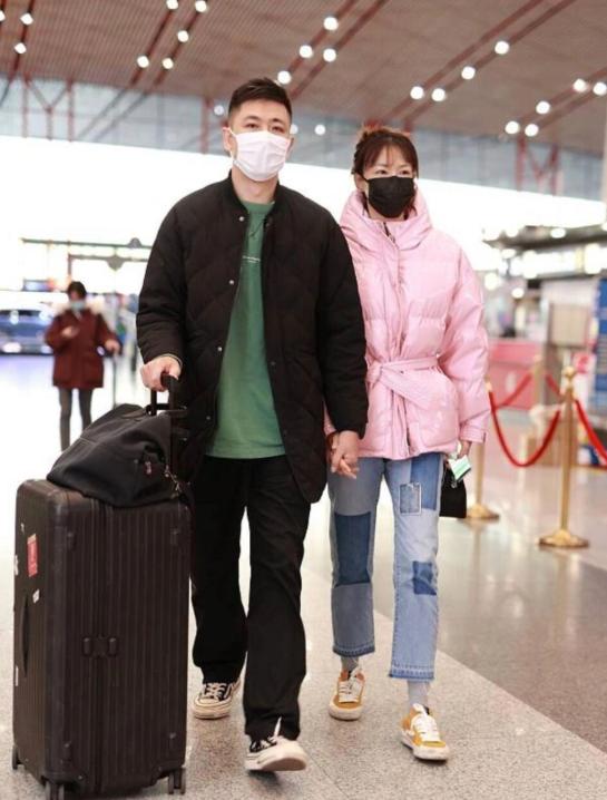 李艾穿蓝色衣服,李艾和老公甜蜜现身机场
