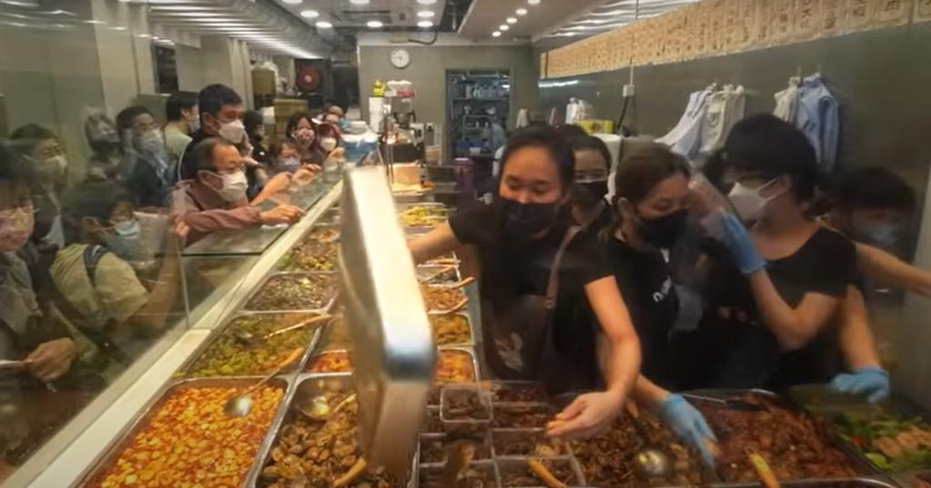 香港白领排队买“两餸饭”：放下面子吃快餐，才是最大的体面