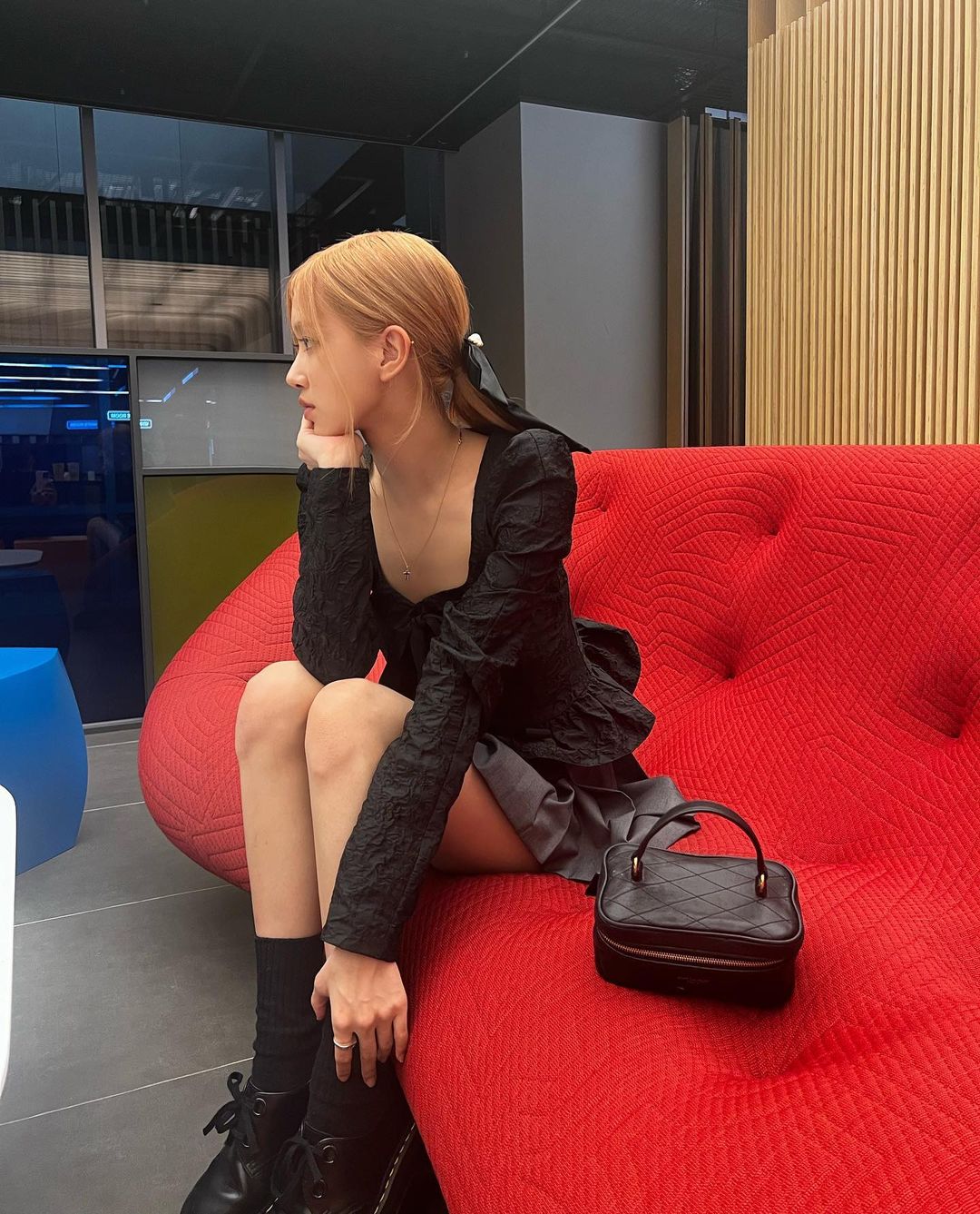 把头发都弄乱了,把头发稍微弄卷一点