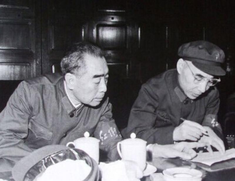 1964年原*弹子**爆炸成功,报纸刊登照片,周总理:把地面裁掉,为何