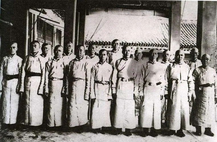 清朝灭亡后太监都去哪了,清朝灭亡后宫里的太监都去哪了