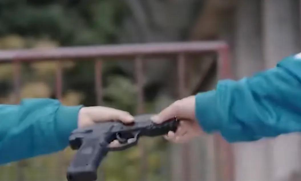 少年网购仿真枪被判无期，你有买过吗？刘大卫：它算真枪？请毙我