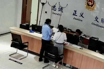 女子转光同事银行卡里的钱,女子银行卡被转走10多万